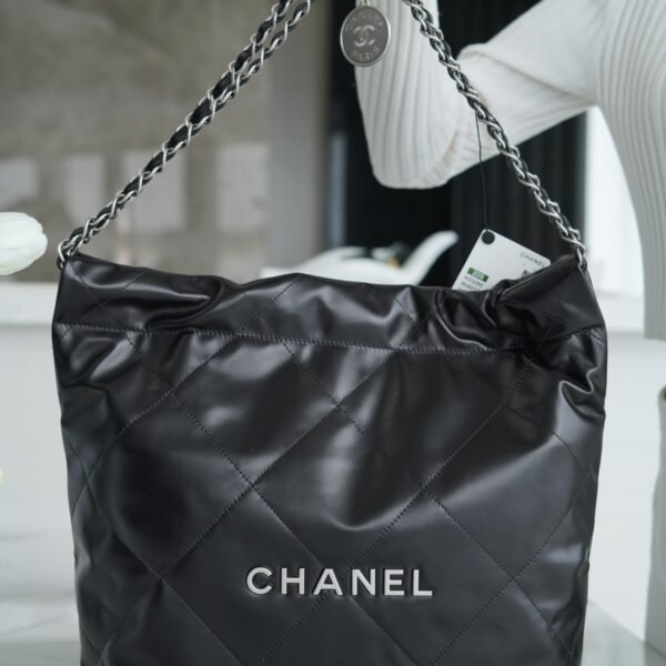 CHANEL 22 bag